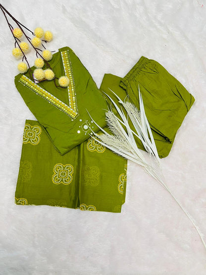 Embroidered Green Straight Kurti Set with Bandhani Motifs